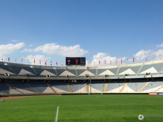 今日焦点战预告16:45 澳超赛场 悉尼FC VS 惠灵顿凤凰 惠灵顿凤凰强势出击能否在客场全身而退？01:30 意甲赛事 那不勒斯 VS 蒙扎 那不勒斯欲在主场迎来反弹重返欧战区!02:45 葡超赛场 本菲卡 VS 法马利卡奥 本菲卡对榜首之位虎视眈眈，法马利卡奥客场之旅恐难以全身而退？03:45 意甲赛事 热那亚 VS 国际米兰 国米已连续多场赛事保持不败，火“热”势头欲继续延续？ 事件那不勒斯后卫纳坦肩膀脱臼，马扎里：队医说他将缺席一个半月那不勒斯主帅马扎里称，后卫纳坦因肩膀脱臼将缺席一个半月时间。